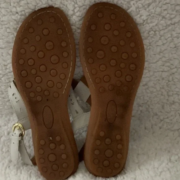 b.o.c. White and Tan Floral Cutout Sandals Size 9 - Picture 7 of 7